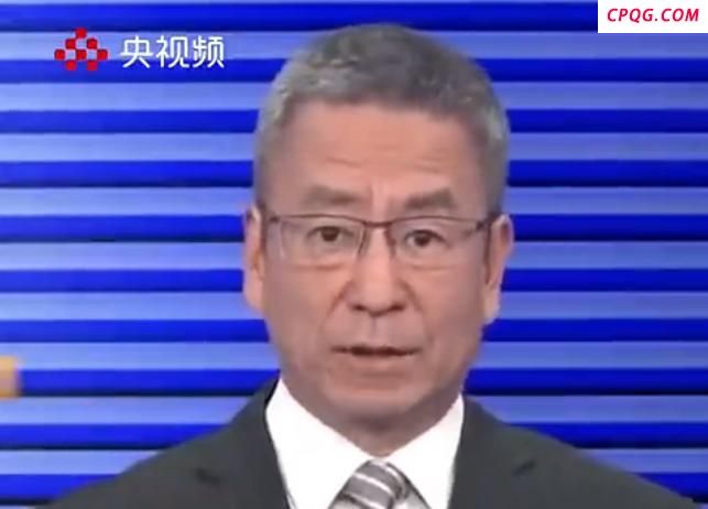 白岩松踢球摔倒 网友提醒注意安全