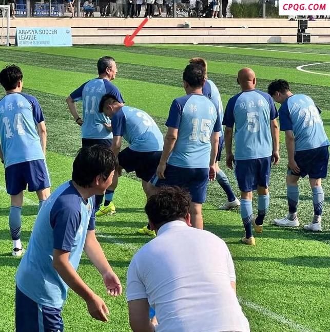 白岩松踢球摔倒 网友提醒注意安全