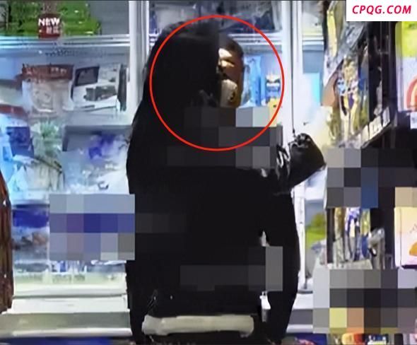 杨坤疑恋情曝光 牵手美女回酒店