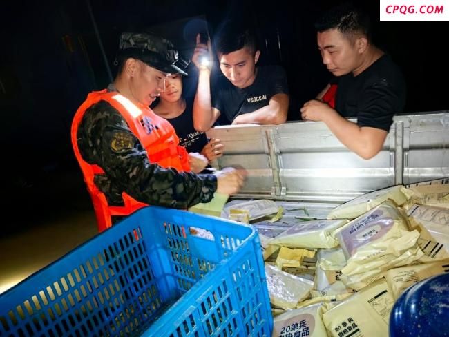 武警官兵奔赴肇庆抗洪前线 紧急救援受困群众