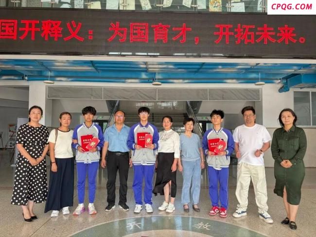 小女孩被困车内 3名学生破窗救人 高温下的生命救援