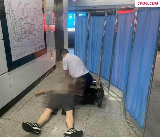 深圳地铁员工秒变“急救侠”