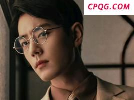 杨坤疑恋情曝光 牵手美女回酒店