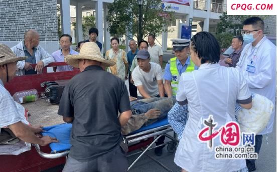湖南保靖警民携手紧急救援 助昏迷群众转危为安