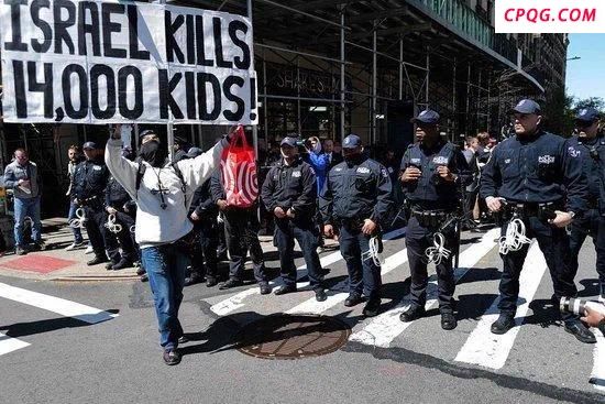 美国抗议者手持反战标语游行：要求政府停止军事干预