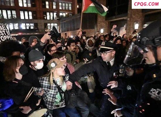 美国抗议者手持反战标语游行：要求政府停止军事干预