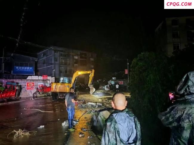 暴雨致重庆20多个区县受灾 多地河流超警戒水位