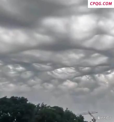 大连天空现“窟窿云”