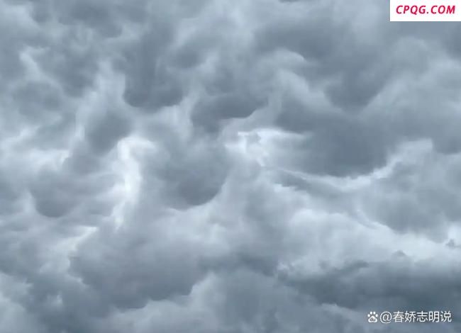 大连天空现“窟窿云” 自然奇观揭秘