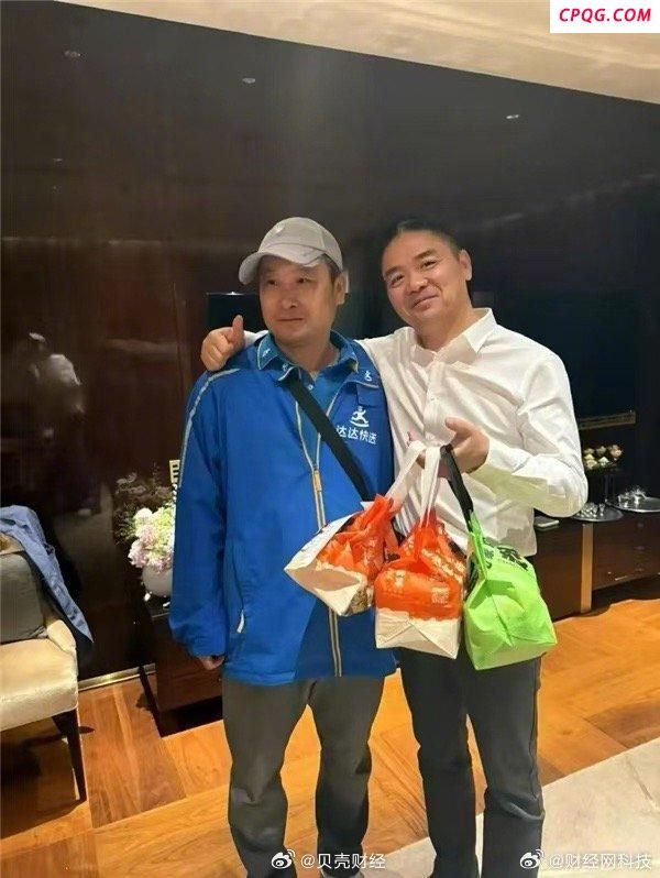 刘强东与外卖小哥合影
