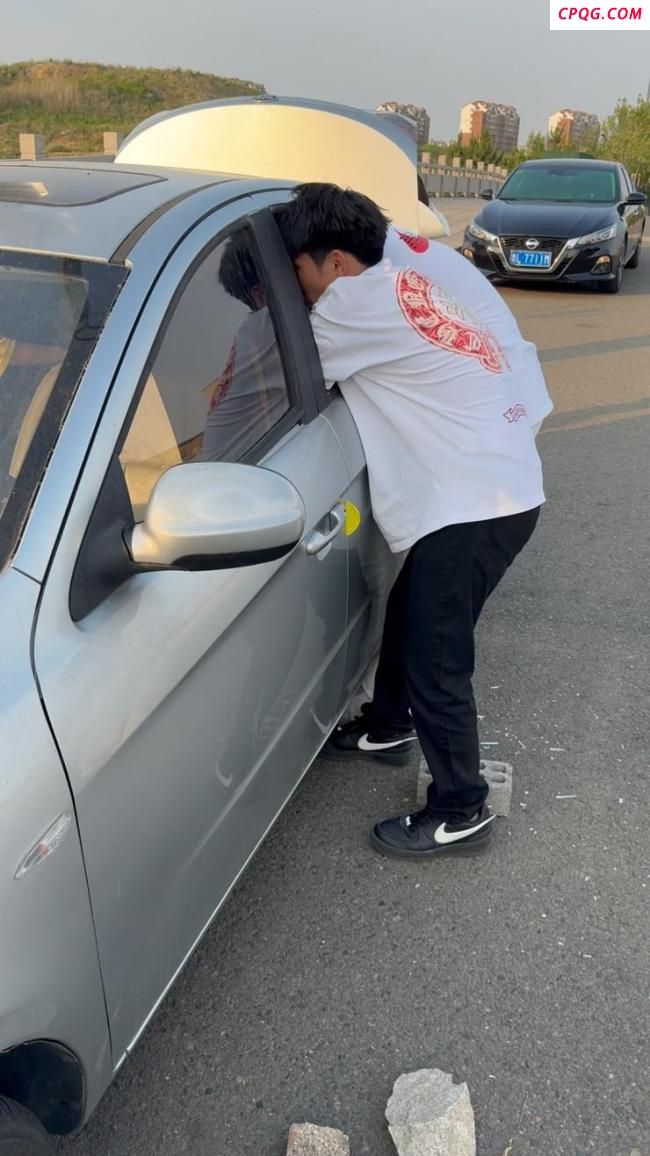 女童被困车内三少年破窗救人