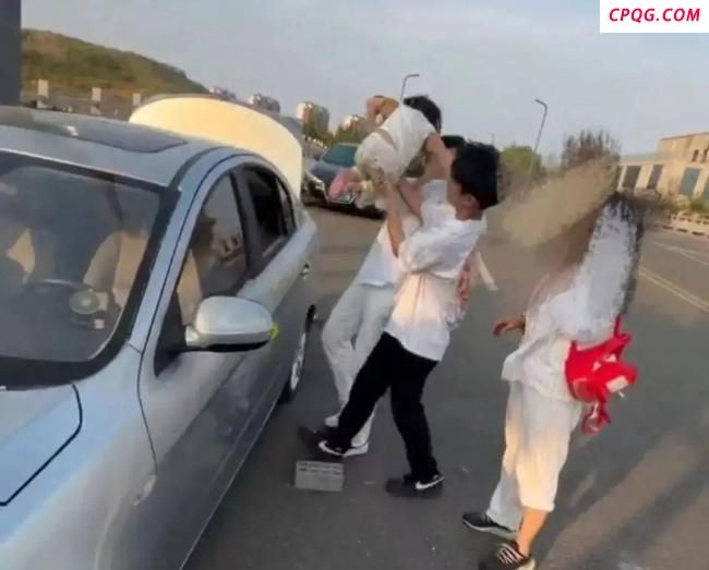 女童被困车内三少年破窗救人 高温下的生命救援