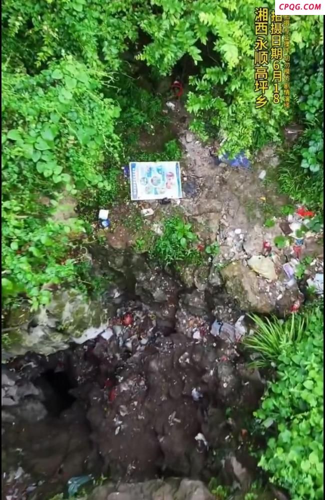 湖南一溶洞内垃圾堆高达15米 地下水污染引关注
