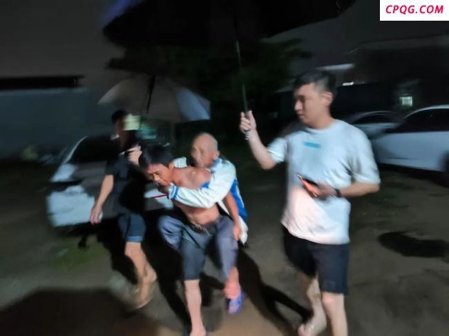 暴雨来袭 村干部连夜呼喊村民转移