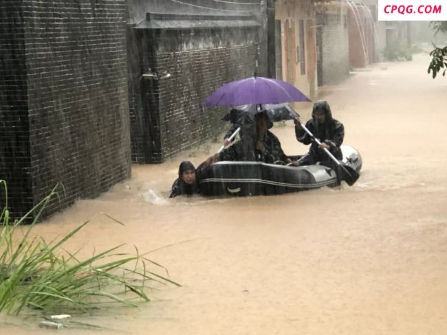 暴雨来袭 村干部连夜呼喊村民转移 连续奋战15小时