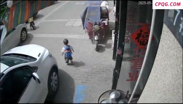 1岁幼童独自跑出门被车撞