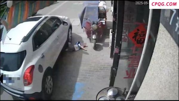 1岁幼童独自跑出门被车撞 监护人疏忽酿成悲剧
