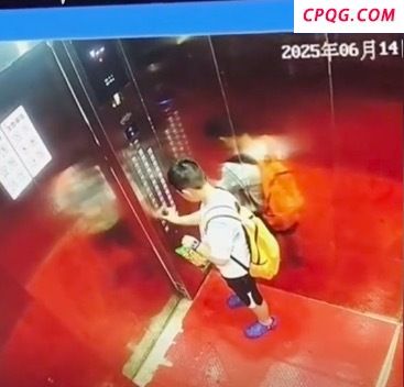 男孩被困电梯上演教科书式自救 网友：有勇有谋的小小男子汉