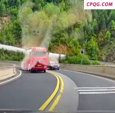 小车弯道超车货车喇叭提醒对向车辆 当事司机：还好及时刹住了车