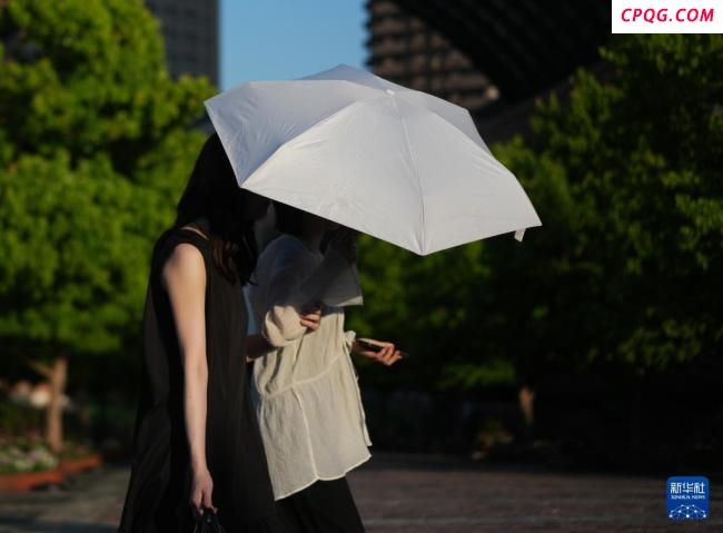 日本东京遭遇高温天气 环境省发中暑警报