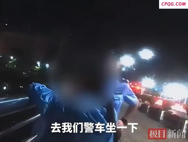 女子因父亲生日仍要加班站桥上大哭 民警温情安慰送回家