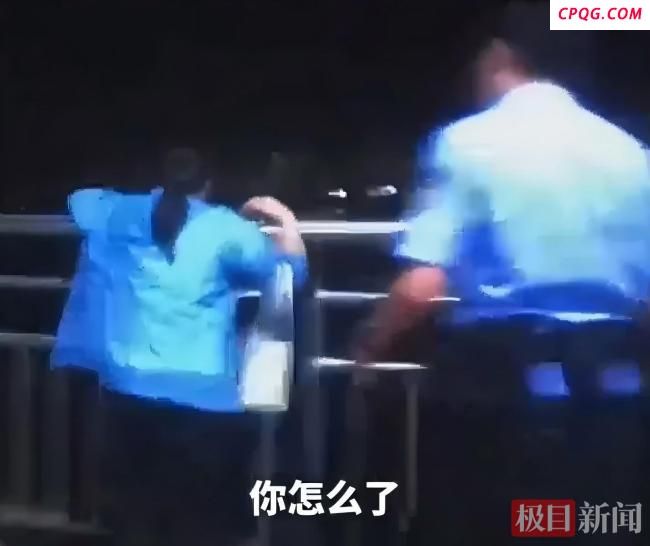 女子因父亲生日仍要加班站桥上大哭
