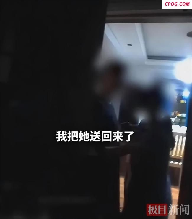 女子因父亲生日仍要加班站桥上大哭 民警温情安慰送回家