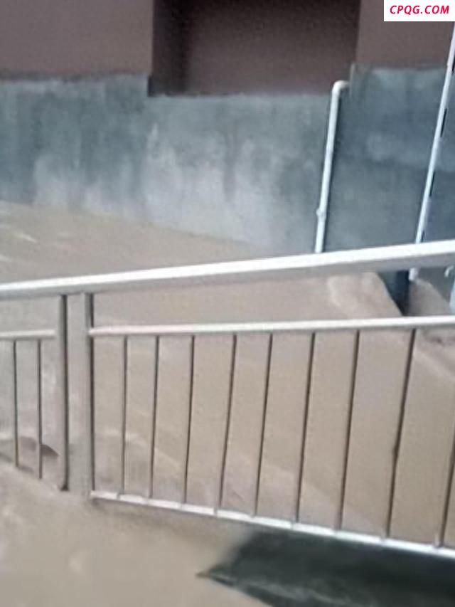 积水致女子困地下车库22小时