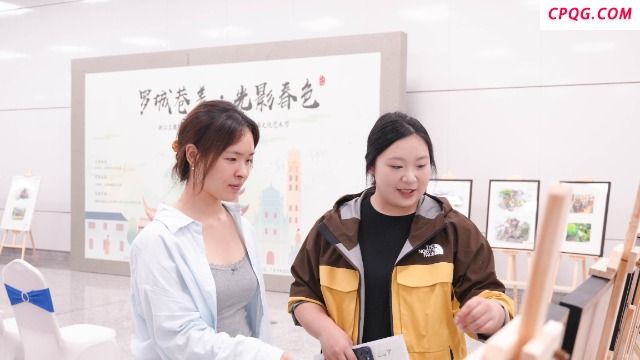 浙江工商职院学生在“罗城巷美·光影春色”主题展介绍作品 学校供图.jpg