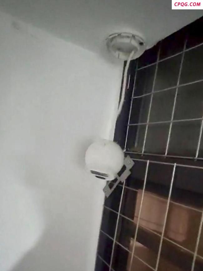 一公司宿舍厕所被曝安摄像头 旧设备引争议