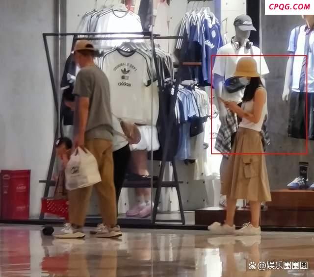 任重孙骁骁带女儿逛街 低调家庭乐