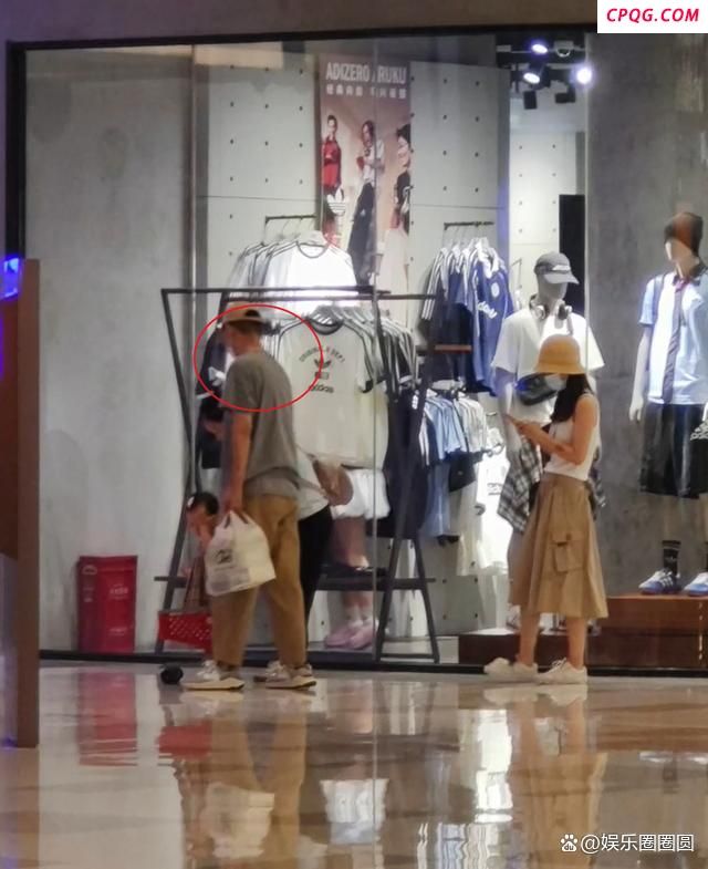 任重孙骁骁带女儿逛街 低调家庭乐