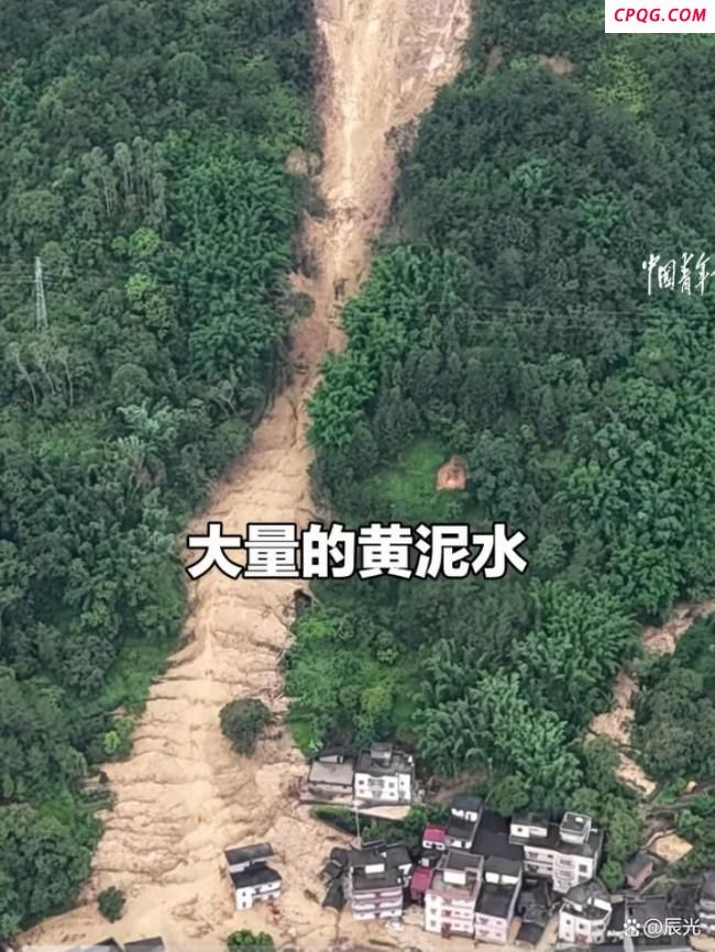 村干部暴雨夜巡查被洪水侵袭的村子 深夜尽职救村民