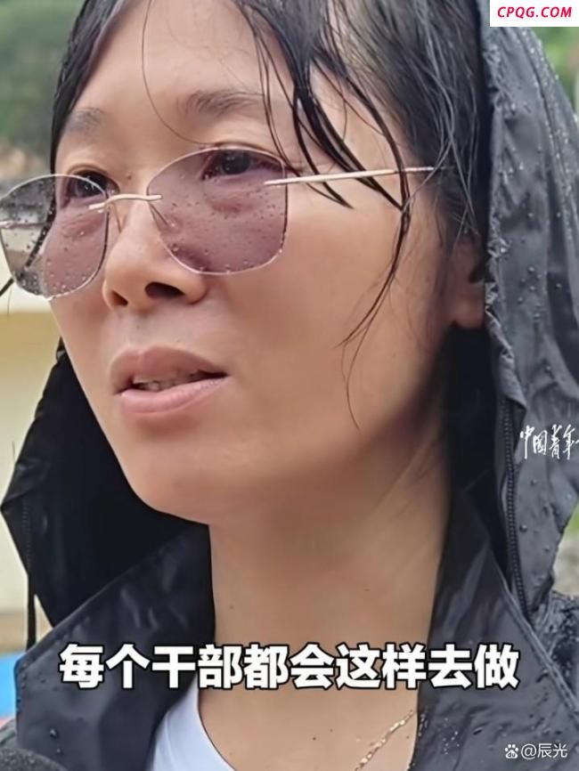 村干部暴雨夜巡查被洪水侵袭的村子