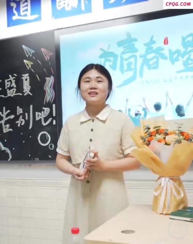 实习老师送全班太空版明信片 独特告别礼引发学生喜爱