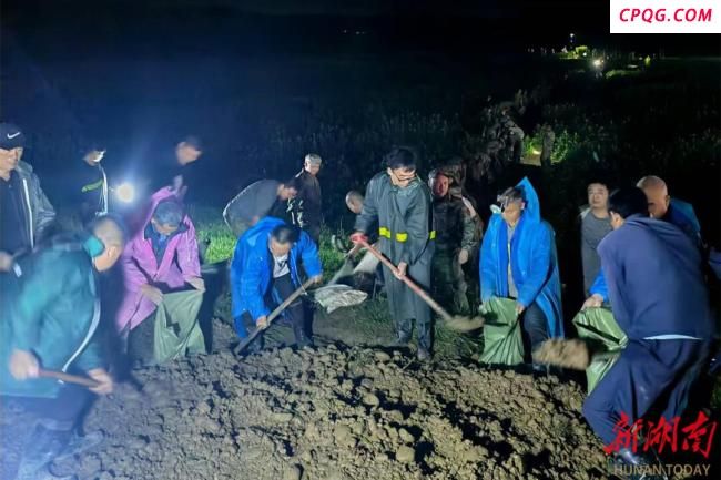 湖南处置澧水大堤一处管涌群 军民合力抢险保家园