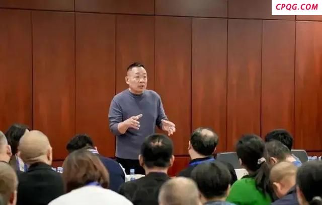 胖东来董事长公园跳舞笑得像个孩子 接地气形象获赞