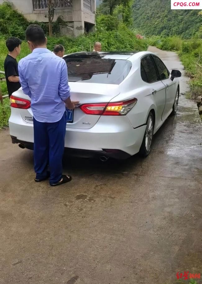 河水突涨车辆被淹 村民齐心救援 20人“拔河式”救车