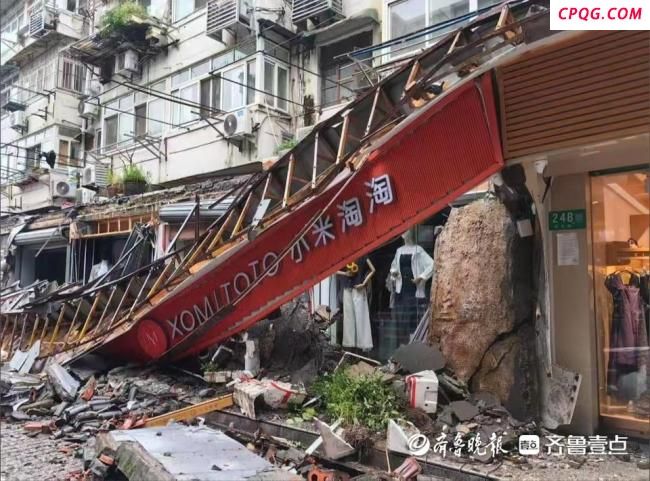 上海一商业街门头连片坍塌