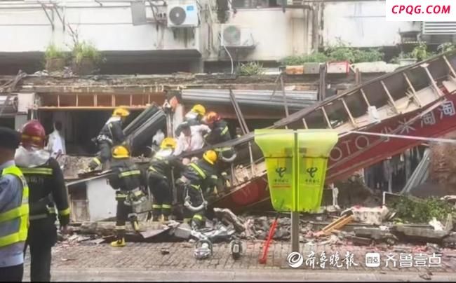 上海一商业街门头连片坍塌 突发事故现场救援