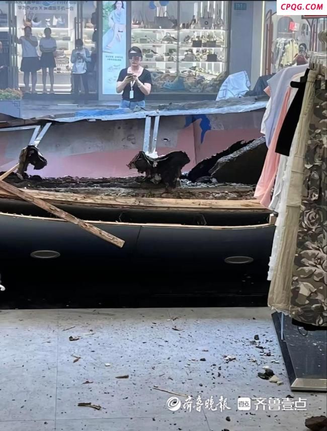 上海一商业街门头连片坍塌 突发事故现场救援