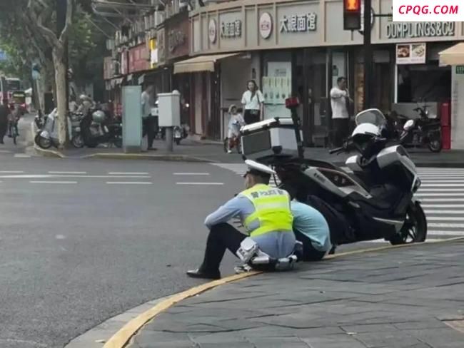 坐街边开导哭泣男孩的民警找到了