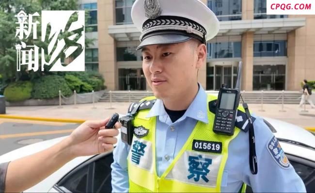 坐街边开导哭泣男孩的民警找到了 暖心举动获赞无数