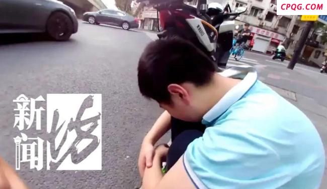 坐街边开导哭泣男孩的民警找到了 暖心举动获赞无数