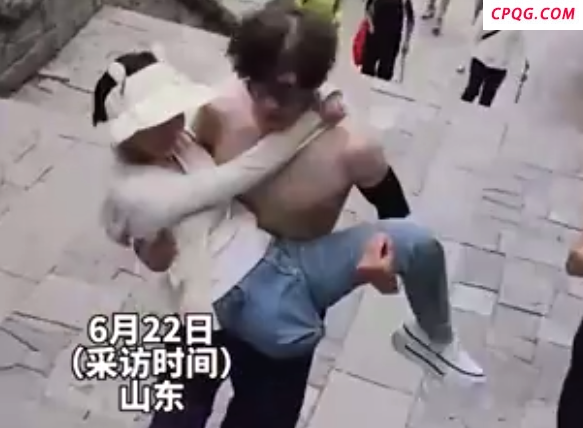 18岁截肢女孩登顶泰山 05年小伙组织众人接力