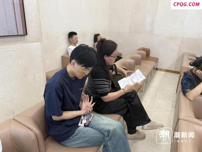 高考后学生“扎堆”做近视手术 暑期就诊高峰再现