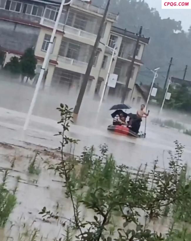 小伙暴雨中划艇救出100多人