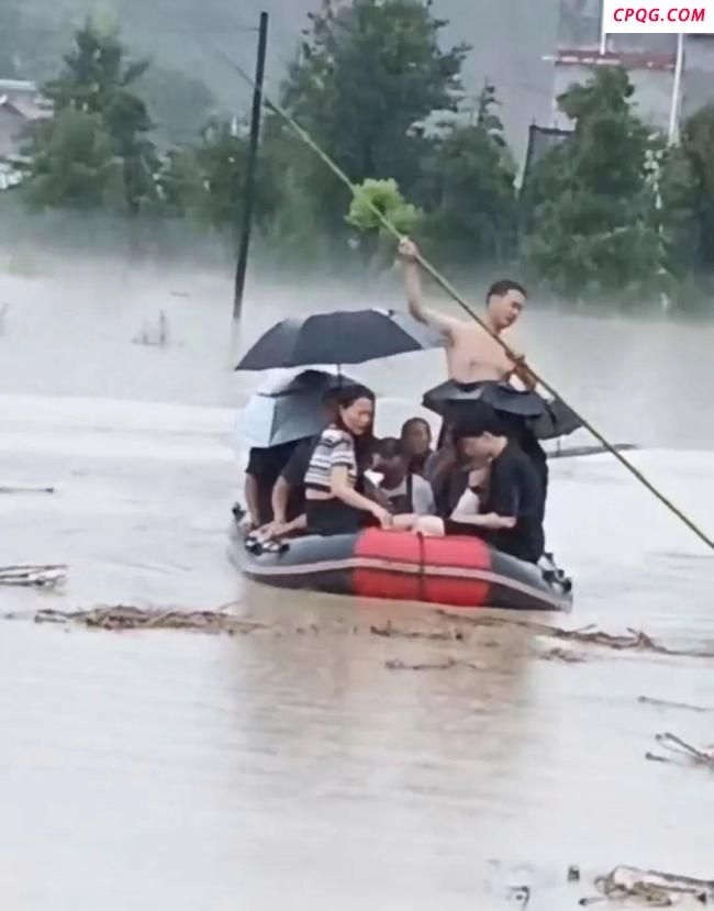 小伙暴雨中划艇救出100多人 生命摆渡人