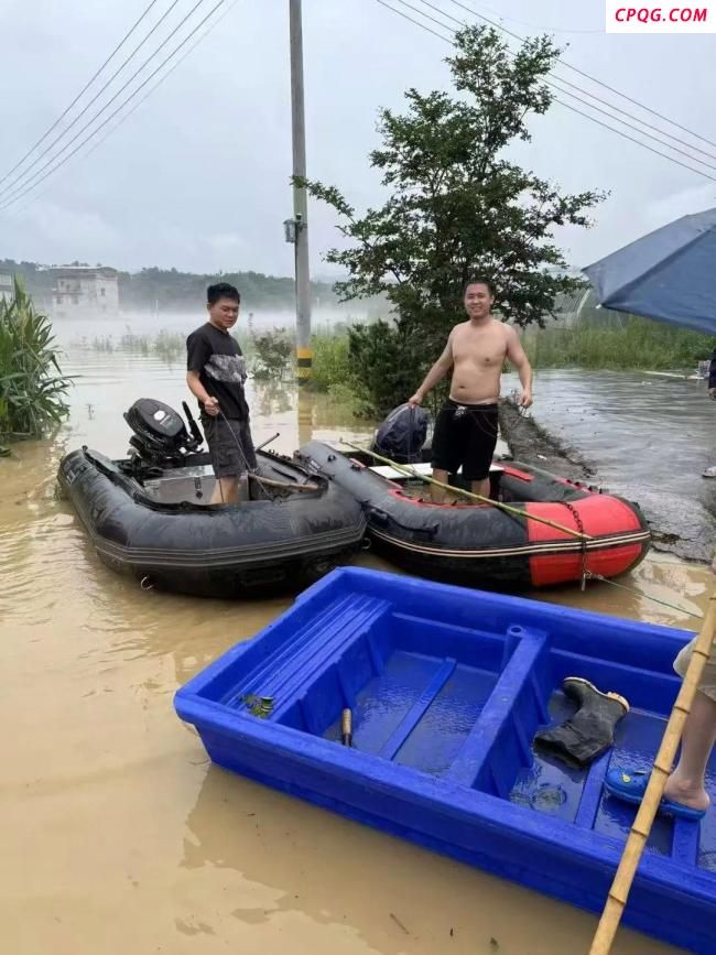 小伙暴雨中划艇救出100多人 生命摆渡人