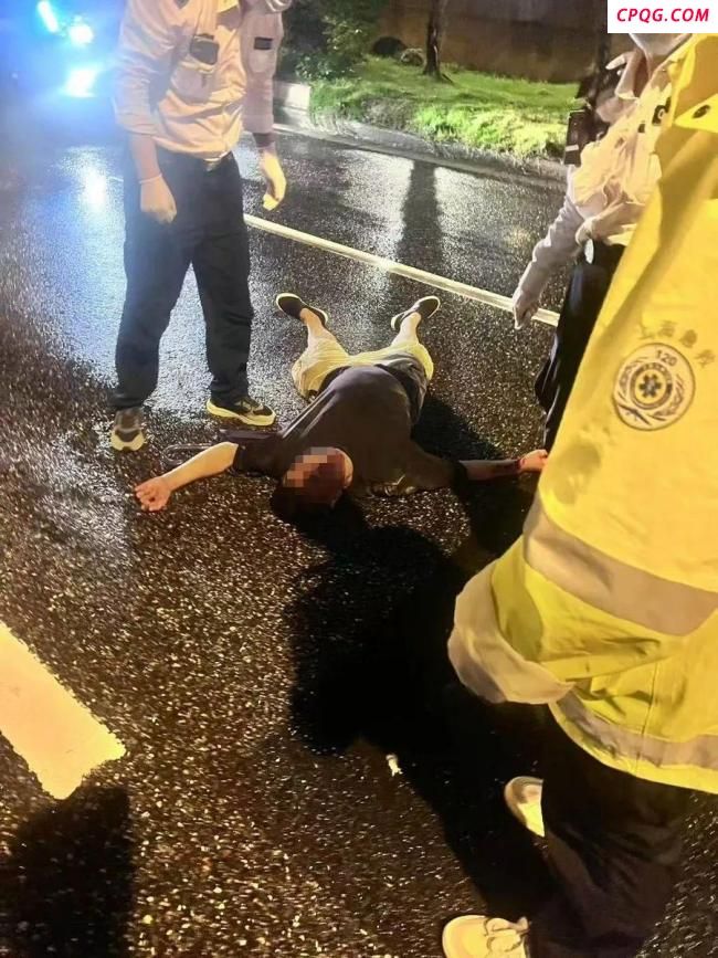 男子醉酒躺马路中央后被救助 好心司机教科书式救援